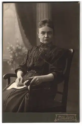 Fotografie Max Jung, Lichtenstein-C. i. S., Portrait bürgerliche Dame mit Blatt Papier auf Stuhl sitzend
