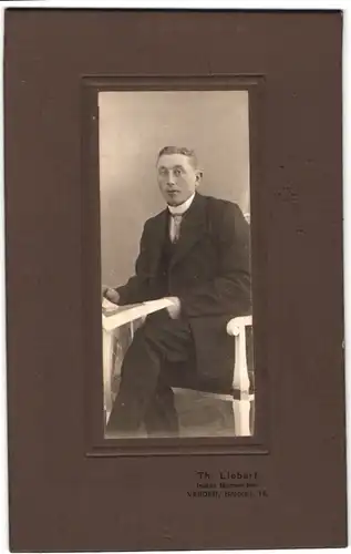 Fotografie Th. Liebert, Verden, Portrait bürgerlicher Herr mit Zeitung am Tisch sitzend