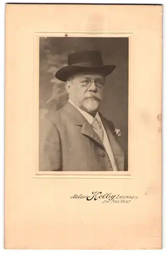 Fotografie Max Voigt, Zwickau i / S., Portrait älterer Herr mit Zwicker, Bart und Hut