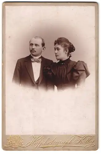 Fotografie J. F. Kolby, Zwickau i / S., Portrait junges Paar in eleganter Kleidung