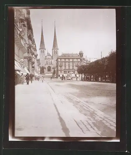 Fotografie Fotograf unbekannt, Ansicht Luzern, Strassenansicht mit Kirche & Strassenbahn 1913