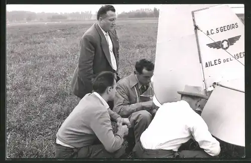 Fotografie Französische Luftfahrt-Ingenieure beraten über Flugzeug Höhen - und Seitenruder