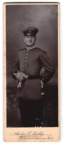 Fotografie Atelier E. Postlep, Berlin, Portrait junger Soldat des Garde Eisenbahn Rgt.