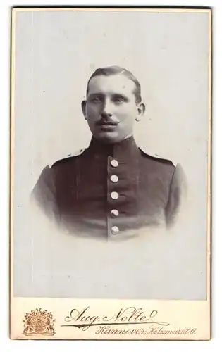 Fotografie Aug. Nolte, Hannover, Portrait Soldat Infanterie-Regiment Nr. 77
