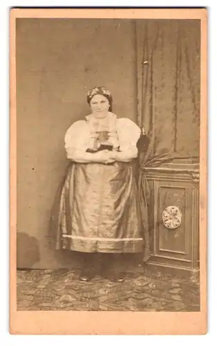 Fotografie J. Silvan Schütz, Ort unbekannt, Portrait Frau mit Kopftuch im Trachtenkleid und Büchlein in Händen