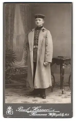 Fotografie Paul Hassert, Hannover, Portrait junger Soldat im Mantel