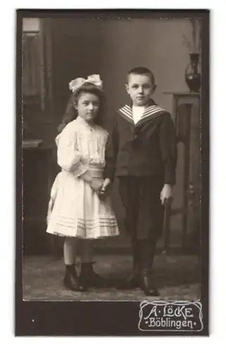 Fotografie A. Löcke, Böblingen, Portrait Mädchen im weissen Kleidchen, Knabe im Matrosenanzug