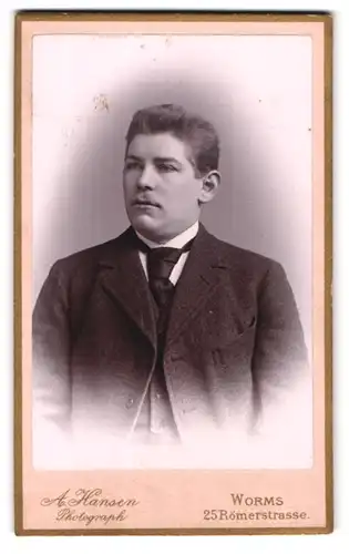 Fotografie A. Hansen, Worms, Portrait junger Mann im Anzug mit Krawatte, im Photoatelier 25 Römerstrasse