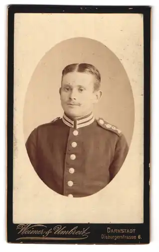 Fotografie Weimers & Umbreit, Darmstadt, Portrait junger Garde-Soldat, Schulterstück, im Photostudio Dieburgerstrasse 6