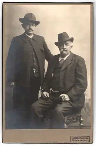 Fotografie Joseph Werner, München, Portrait wohlhabenede Herren in Anzügen, im Studio Isartorplatz 2