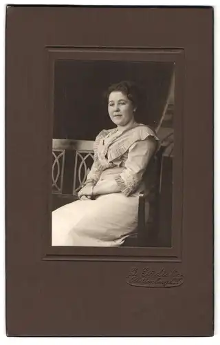 Fotografie G. Gädicke, Plettenberg i.W., Portrait junge Frau in weissem Kleid