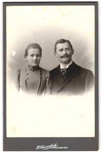 Fotografie R. Schwarzbach, Bitterfeld, Kaiser-Strasse 14, Portrait junges Ehepaar zeitgenössisch gekleidet