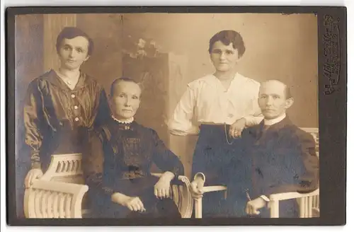 Fotografie Albin Zeidler, Kirchberg i/S., Neumarkt 238, Portrait Familievater mit Frau und Töchtern