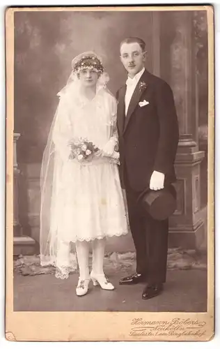 Fotografie Hermann Böbers, Berlin-Neukölln, Saalestrasse 1, Portrait eines junge Brautpaares