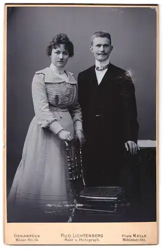 Fotografie Rud. Lichtenberg, Osnabrück, Portrait Ehepaar in eleganten Kleidern