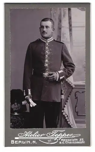 Fotografie Atelier Tepper, Berlin, Portrait junger Garde-Soldat, Pickelhaube mit Rossschweif auf Stuhl