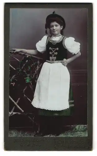 Fotografie Emil Koller, Urnäsch, Portrait Mädchen im schweizer Trachtenkleid
