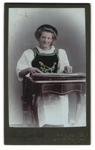 Fotografie Emil Koller, Urnäsch, Portrait Schweizerin in appenzeller Tracht auf der Zither spielend