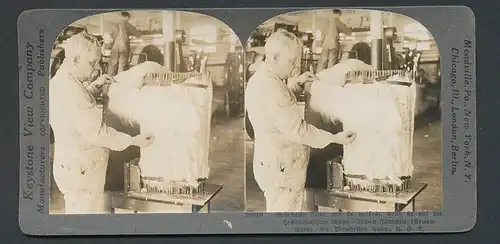 Stereo-Fotografie Keystone View Company, Meadville /Pa, Arbeiter mit gehechelter Seide in Manchester /Co