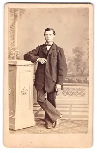 Fotografie Wilhelm Ernst, Hannover, Angerstr. 13a, Portrait charmanter junger Mann im Anzug