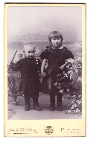 Fotografie Carl Beste, Minden, Bäckerstr., Portrait bildschönes Kinderpaar in hübscher Kleidung