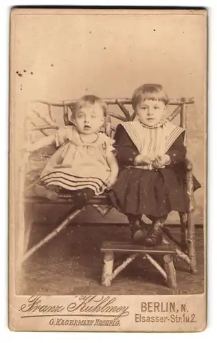 Fotografie Franz Kuhlmey, Berlin, Elsasser Str. 1 & 2, zwei bildschöne kleine Mädchen in hübschen Kleidchen