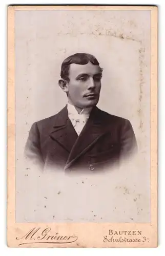Fotografie M. Grüner, Bautzen, Schulstr. 3, Portrait stattlicher junger Mann in Fliege und Jackett