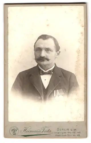 Fotografie Hermann Tietz, Berlin, Leipziger Str. 46-49, stattlicher Herr mit Schnäuzer im Jackett