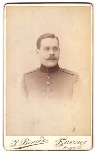 Fotografie J. Benade, Erfurt, Anger 21, Portrait stattlicher Soldat in interessanter Uniform