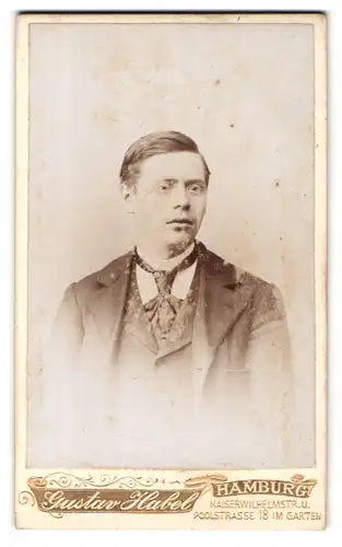 Fotografie Gustav Habel, Hamburg, Poolstr. 18, Portrait charmanter junger Mann in Krawatte und Jackett
