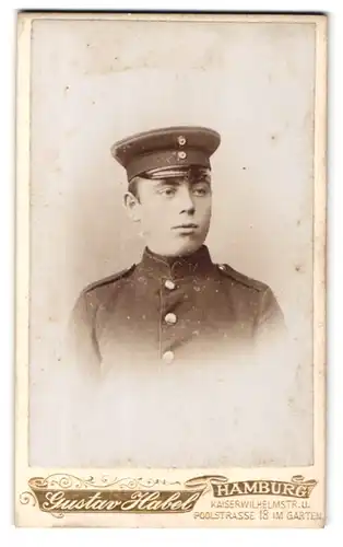 Fotografie Gustav Habel, Hamburg, Poolstr. 18, Portrait junger Soldat in interessanter Uniform