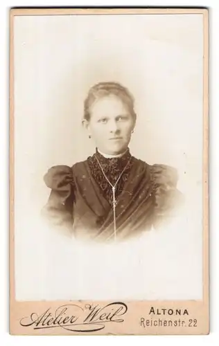Fotografie Atelier Weil, Hamburg-Altona, Reichenstr. 22, Portrait bildschönes junge Frau in gerüschtem Kleid