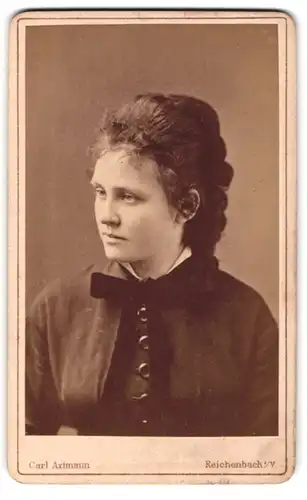 Fotografie Carl Axtmann, Reichenbach i / V., Portrait junge Dame mit hochgestecktem Haar