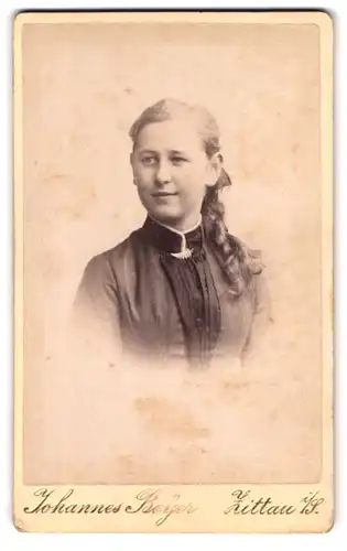 Fotografie Johannes Beyer, Zittau i / S., Portrait junge Dame mit einem Zopf