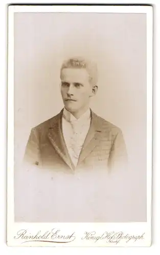 Fotografie Reinhold Ernst, Görlitz, Moltkestrasse 13, Portrait junger Mann im Anzug mit Krawatte