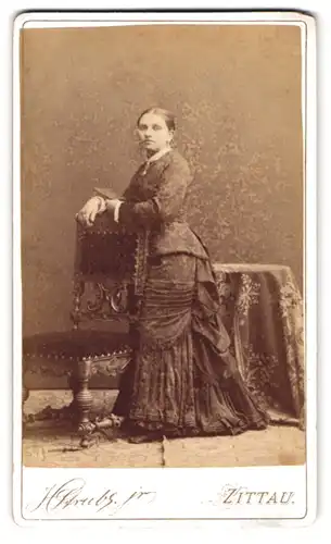 Fotografie H. Stube jr., Zittau, Lessing-Strasse 14, Portrait bürgerliche Dame mit Buch an Stuhl gelehnt