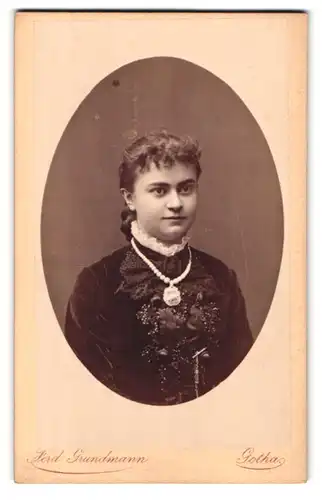 Fotografie Ferd. Grundmann, Gotha, Brustportrait junge Dame mit Halskette