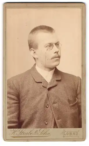 Fotografie H. Strube & Sohn, Löbau i / S., Blumenstrasse 339 s, Portrait modisch gekleideter Herr mit Zwicker