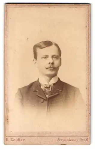 Fotografie H. Zeidler, Berlin-SW, Jerusalemerstrasse 6, Portrait modisch gekleideter Herr mit Zwirbelbart