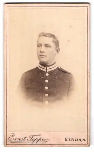 Fotografie Ernst Tepper, Berlin-N, Chaussee-Strasse 28, Portrait Soldat in Uniform