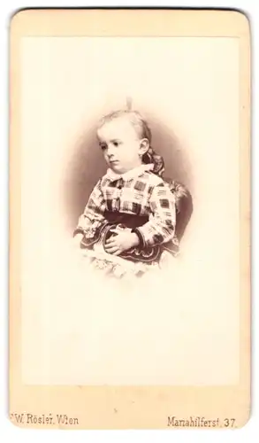 Fotografie F. W. Rösler, Wien, Mariahilferstrasse 37, Portrait kleines Mädchen im karierten Kleid