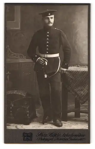 Fotografie Max Höfele, München, Dachauer-Str. 25, Portrait Soldat in Uniform mit Degen