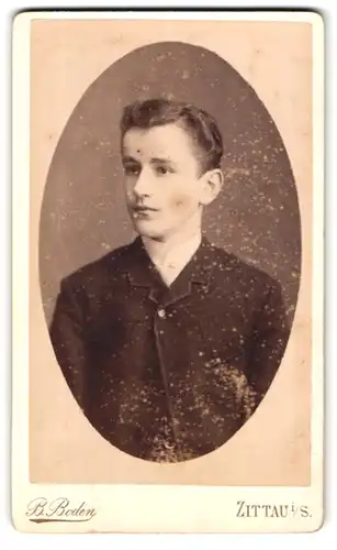 Fotografie B. Boden, Zittau i / S., Innere Grottauerstrasse, Brustportrait junger Mann in zeitgenössischer Kleidung