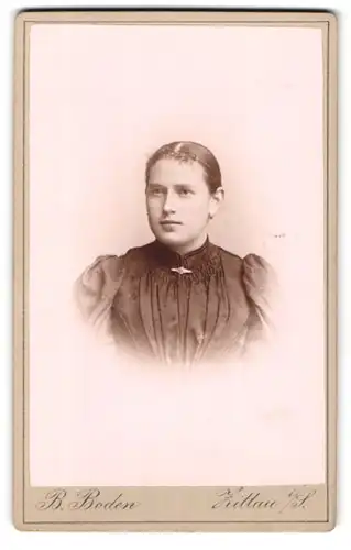 Fotografie B. Boden, Zittau i / S., Juststrasse 2, Portrait junge Dame mit zurückgebundenem Haar