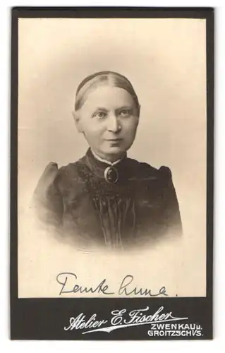Fotografie E. Fischer, Groitzsch i / S., Portrait bürgerliche Dame mit Kragenbrosche