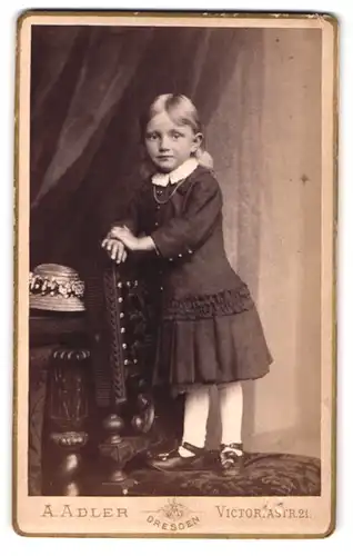 Fotografie A. Adler, Dresden, Victoria-Strasse 21, Portrait kleines Mädchen im Kleid auf Stuhl stehend
