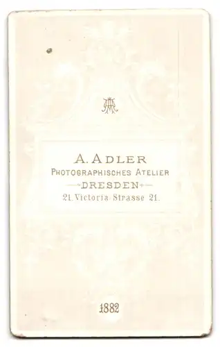 Fotografie A. Adler, Dresden, Victoria-Strasse 21, Portrait kleines Mädchen im Kleid auf Stuhl stehend