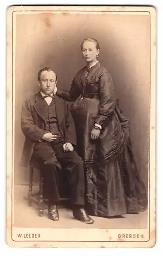 Fotografie Wilhelm Loeber, Dresden-Neustadt, Hauptstrasse 19, Portrait bürgerliches Paar in hübscher Kleidung