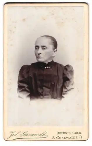 Fotografie Julius Grunewald, Cunewalde / Sachsen, Portrait ältere Dame mit zurückgebundenem Haar