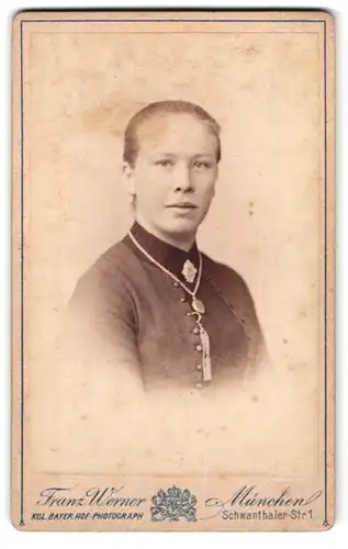 Fotografie Franz Werner, München, Schwanthaler-Strasse 1, Portrait junge Dame mit Kragenbrosche und Medaillon